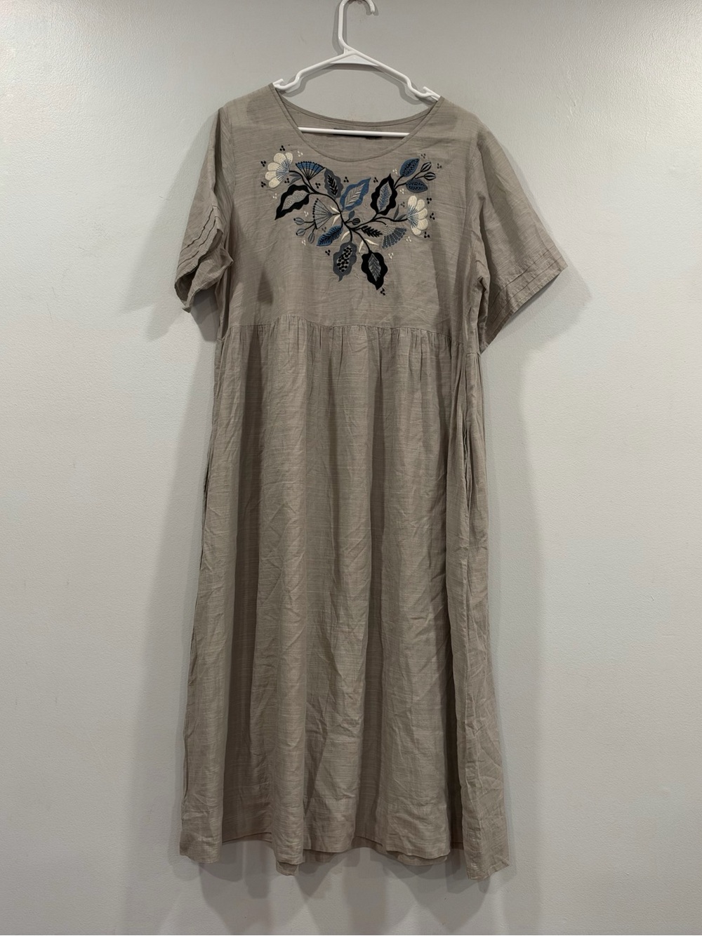 Gudrun Sjoden Light Gray Floral Embroidered Short Sleeve Dress in a size Large L